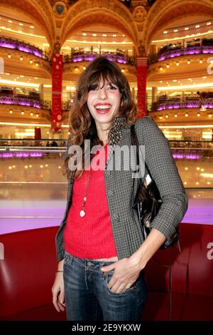 Die französische Schauspielerin Lou Doillon eröffnet am 12. Januar 2005 offiziell den Winterverkauf des Galeries Lafayette Haussmann-Geschäfts in Paris, Frankreich. Foto von Laurent Zabulon/ABACA. Stockfoto