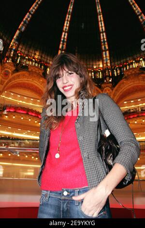 Die französische Schauspielerin Lou Doillon eröffnet am 12. Januar 2005 offiziell den Winterverkauf des Galeries Lafayette Haussmann-Geschäfts in Paris, Frankreich. Foto von Laurent Zabulon/ABACA. Stockfoto