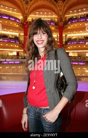 Die französische Schauspielerin Lou Doillon eröffnet am 12. Januar 2005 offiziell den Winterverkauf des Galeries Lafayette Haussmann-Geschäfts in Paris, Frankreich. Foto von Laurent Zabulon/ABACA. Stockfoto