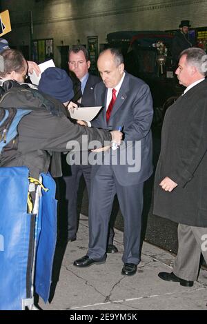 Der ehemalige New Yorker Bürgermeister Rudolph Giuliani kommt am 12. Januar 2005 zur David Letterman Show in New York, NY, USA, zur Promotion seines Buches ïLeadership'. Foto von Guerin-Lamperti/ABACA. Stockfoto