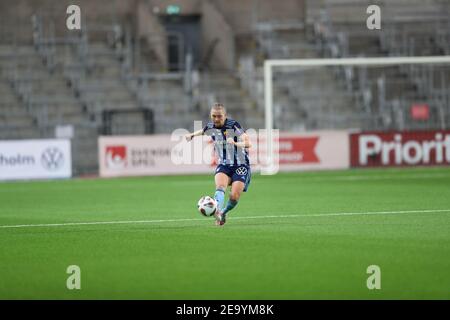 Stockholm, Schweden. Februar 2021, 06th. Sara Olai (#14) während des ersten Halbfinales im Volkswagen Challenge Cup 2021 zwischen Brommapojkarna und Djurgarden in der Tele 2 Arena in Stockholm Quelle: SPP Sport Pressefoto. /Alamy Live Nachrichten Stockfoto