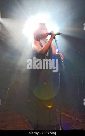 EXKLUSIV. Die französische Sängerin Amel während ihres Showcase in Paris, Frankreich am 5. Januar 2005. Foto von Bruno Klein/ABACA. Stockfoto