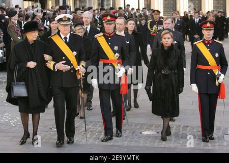 (L-R) Königin Paola und König Albert von Belgien, Großherzog Henri und Großherzogin Maria Teresa von Luxemburg und ihr Sohn Prinz Guillaume nehmen am 15. Januar 2005 an der Beerdigung der Großherzogin Charlotte von Luxemburg in Luxemburg Teil. Die Großherzogin starb am 10. Januar 2005 im Alter von 77 Jahren an Lungenkrebs. Foto von Klein-Nebinger/ABACA. Stockfoto