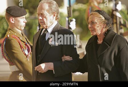 Der französische Prinz Henri von Orleans und seine Frau Micaela COUSINO y QUINONES de LEON nehmen am 15. Januar 2005 an der Beerdigung der Großherzogin Charlotte von Luxemburg in Luxemburg Teil. Die Großherzogin starb am 10. Januar 2005 im Alter von 77 Jahren an Lungenkrebs. Foto von Klein-Nebinger/ABACA. Stockfoto