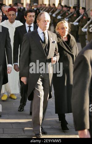 Der französische Prinz Henri von Orleans und seine Frau Micaela COUSINO y QUINONES de LEON nehmen am 15. Januar 2005 an der Beerdigung der Großherzogin Charlotte von Luxemburg in Luxemburg Teil. Die Großherzogin starb am 10. Januar 2005 im Alter von 77 Jahren an Lungenkrebs. Foto von Klein-Nebinger/ABACA. Stockfoto