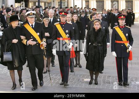 (L-R) Königin Paola und König Albert von Belgien, Großherzog Henri und Großherzogin Maria Teresa von Luxemburg und ihr Sohn Prinz Guillaume nehmen am 15. Januar 2005 an der Beerdigung der Großherzogin Charlotte von Luxemburg in Luxemburg Teil. Die Großherzogin starb am 10. Januar 2005 im Alter von 77 Jahren an Lungenkrebs. Foto von Klein-Nebinger/ABACA. Stockfoto