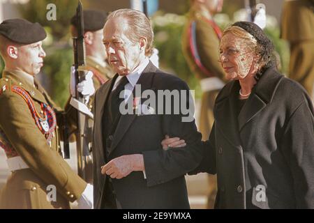 Der französische Prinz Henri von Orleans und seine Frau Micaela COUSINO y QUINONES de LEON nehmen am 15. Januar 2005 an der Beerdigung der Großherzogin Charlotte von Luxemburg in Luxemburg Teil. Die Großherzogin starb am 10. Januar 2005 im Alter von 77 Jahren an Lungenkrebs. Foto von Klein-Nebinger/ABACA. Stockfoto