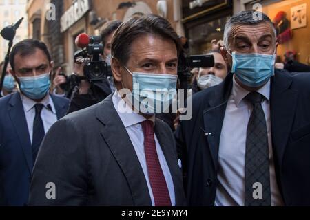 Rom, Italien. Februar 2021, 06th. Rom, 06/02/2021. Ministerpräsident Giuseppe Conte geht in der Straße des Zentrums von Rom. Der designierte italienische Premierminister und ehemalige Präsident der Europäischen Zentralbank, Mario Draghi, hielt seinen dritten Tag der Konsultationen im Palazzo Montecitorio ab, wo er mit Delegationen der italienischen politischen Parteien zusammentreffen wollte, um die neue italienische Regierung zu bilden. Kredit: LSF Foto/Alamy Live Nachrichten Stockfoto