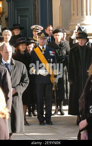 (L-R-) Königin Silvia und König Carl XVI Gustaf von Schweden, Königin Sonja von Norwegen, Prinzessin Benedikt von Dänemark, Königin Margrethe von Dänemark nehmen am 15. Januar 2005 an der Beerdigung der Großherzogin Charlotte von Luxemburg in Luxemburg Teil. Die Großherzogin starb am 10. Januar 2005 im Alter von 77 Jahren an Lungenkrebs. Foto von Klein-Nebinger/ABACA. Stockfoto