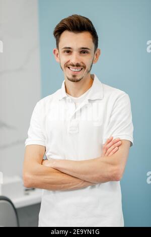 Porträt eines jungen Zahnarztes im Kabinett Stockfoto