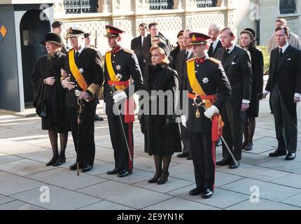 (L-R) Königin Paola und König Albert von Belgien, Großherzog Henri und Großherzogin Maria Teresa von Luxemburg mit ihrem Sohn Prinz Guillaume nehmen am 15. Januar 2005 an der Beerdigung der Großherzogin Charlotte von Luxemburg in Luxemburg Teil. Die Großherzogin starb am 10. Januar 2005 im Alter von 77 Jahren an Lungenkrebs. Foto von Klein-Nebinger/ABACA. Stockfoto