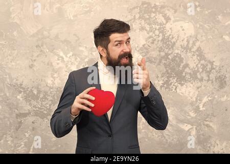 ID lass mein Herz dein sein. Bärtiger Mann mit rotem Herzpunktfinger. Valentins-Tag-Spende. Organspende ist wichtig. Seien Sie Spender. Spendertag. Senden Sie Ihrem Spender etwas Liebe. Lebendiger Spender lässt Wunder geschehen. Stockfoto