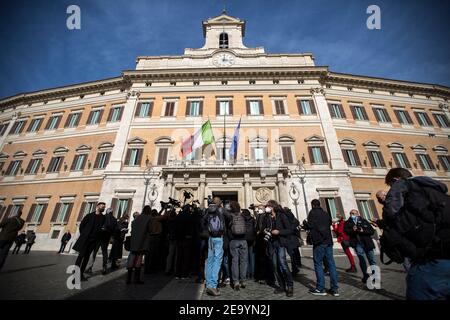 Rom, Italien. Februar 2021, 06th. Rom, 06/02/2021. Der designierte italienische Premierminister und ehemalige Präsident der Europäischen Zentralbank, Mario Draghi, hielt seinen dritten Tag der Konsultationen im Palazzo Montecitorio ab, wo er mit Delegationen der italienischen politischen Parteien zusammentreffen wollte, um die neue italienische Regierung zu bilden. Kredit: LSF Foto/Alamy Live Nachrichten Stockfoto