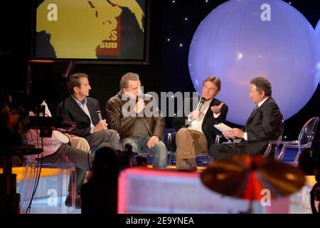 (L-R) der französische Fernsehjournalist Philippe Rochot, der Sänger Bernard Lavilliers, der ehemalige Gesundheitsminister Bernard Kouchner und der Fernsehmoderator Michel Drucker während der Fernsehsendung 'Solidarite Asie', die Drucker am 16. Januar 2005 auf dem Fernsehsender France 2 präsentierte, zugunsten der Tsunami-Opfer in Südasien. Foto von Jean-Jacques Datchary/ABACA. Stockfoto