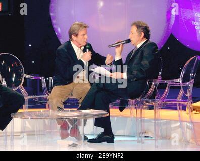 Der französische ehemalige Gesundheitsminister Bernard Kouchner (L) und der Fernsehmoderator Michel Drucker während der Fernsehsendung "Solidarite Asie", die Drucker am 16. Januar 2005 auf dem Fernsehsender France 2 präsentierte, zugunsten der Tsunami-Opfer in Südasien. Foto von Jean-Jacques Datchary/ABACA. Stockfoto