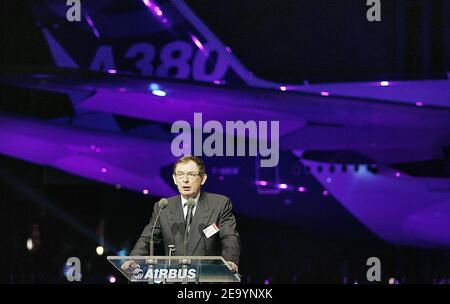 Airbus-CEO Noel Forgeard hält seine Rede bei der Enthüllung des neuen Superjumbo Airbus A380 am Produktionsstandort in Blagnac bei Toulouse im Südwesten Frankreichs am Dienstag, den 18. Januar 2005. Die Standardversion des weltweit größten Passagierflugzeugs, das je gebaut wurde, bietet Platz für bis zu 555 Sitzplätze und bis zu 853 Sitzplätze auf Charterflugzeugen für Langstreckenflüge. An der Zeremonie nahmen der französische Präsident Jacques Chirac, der deutsche Bundeskanzler Gerhard Schröder, der britische Premierminister Tony Blair und der spanische Premierminister Jose Luis Rodriguez Zapatero Teil, in Vertretung der vier europäischen Grafen Stockfoto