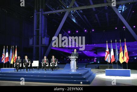 Der französische Präsident Jacques Chirac hält seine Rede, während (L-R) Airbus-CEO Noel Forgeard, der britische Premierminister Tony Blair, der deutsche Bundeskanzler Gerhard Schroeder und der spanische Premierminister Jose Luis Rodriguez Zapatero während der Enthüllungszeremonie des neuen Superjumbo Airbus A380 am Produktionsstandort in Blagnac bei Toulouse zuhören. Südwestfrankreich, am Dienstag, 18. Januar 2005. Die Standardversion des weltweit größten Passagierflugzeugs, das je gebaut wurde, bietet Platz für bis zu 555 Sitzplätze und bis zu 853 Sitzplätze auf Charterflugzeugen für Langstreckenflüge. Foto von Patrick Bernard/ABACA. Stockfoto