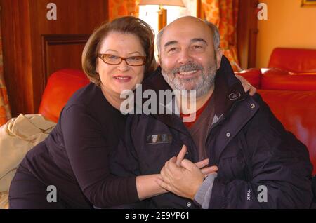 Die französische Schauspielerin und Regisseurin Josiane Balasko posiert mit dem französischen Schauspieler Gerard Jugnot (Präsident des letztjährigen Festivals) im Hotel Le Pic Blanc während des 'Festival du Film de Comedie' in l'Alpe d'Huez, Frankreich am 19. Januar 2005. Balasko präsentiert in diesem Jahr ihren Film 'L'ex Femme de ma Vie' mit Thierry Lhermitte. Foto von Bruno Klein/ABACA Stockfoto