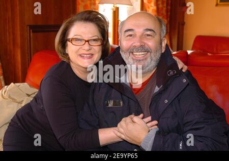 Die französische Schauspielerin und Regisseurin Josiane Balasko posiert mit dem französischen Schauspieler Gerard Jugnot (Präsident des letztjährigen Festivals) im Hotel Le Pic Blanc während des 'Festival du Film de Comedie' in l'Alpe d'Huez, Frankreich am 19. Januar 2005. Balasko präsentiert in diesem Jahr ihren Film 'L'ex Femme de ma Vie' mit Thierry Lhermitte. Foto von Bruno Klein/ABACA Stockfoto