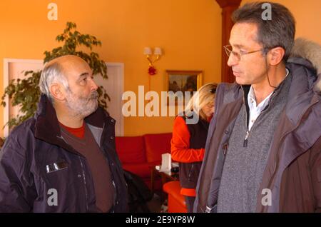 Die französischen Schauspieler Gerard Jugnot (Präsident des letztjährigen Festivals) und Thierry Lhermitte sprechen im Hotel Le Pic Blanc während des 'Festival du Film de Comedie' in l'Alpe d'Huez, Frankreich am 19. Januar 2005 zusammen. Foto von Bruno Klein/ABACA Stockfoto