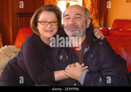 Die französische Schauspielerin und Regisseurin Josiane Balasko posiert mit dem französischen Schauspieler Gerard Jugnot (Präsident des letztjährigen Festivals) im Hotel Le Pic Blanc während des 'Festival du Film de Comedie' in l'Alpe d'Huez, Frankreich am 19. Januar 2005. Balasko präsentiert in diesem Jahr ihren Film 'L'ex Femme de ma Vie' mit Thierry Lhermitte. Foto von Bruno Klein/ABACA Stockfoto