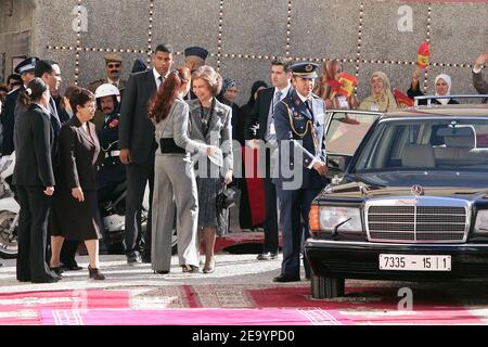 Prinzessin Lalla Salma von Marokko und Königin Sofia von Spanien besuchen am 19. Januar 2005 am letzten Tag eines dreitägigen Staatsbesuchs von König Juan Carlos und Königin Sofia von Spanien ein Rehabilitationszentrum für junge Menschen in Tanger-Marokko. Foto von Abd Rabbo-Nebinger/ABACA. Stockfoto