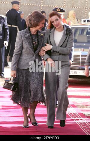 Prinzessin Lalla Salma von Marokko und Königin Sofia von Spanien besuchen am 19. Januar 2005 am letzten Tag eines dreitägigen Staatsbesuchs von König Juan Carlos und Königin Sofia von Spanien ein Rehabilitationszentrum für junge Menschen in Tanger-Marokko. Foto von Abd Rabbo-Nebinger/ABACA. Stockfoto