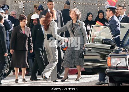 Prinzessin Lalla Salma von Marokko und Königin Sofia von Spanien besuchen am 19. Januar 2005 am letzten Tag eines dreitägigen Staatsbesuchs von König Juan Carlos und Königin Sofia von Spanien ein Rehabilitationszentrum für junge Menschen in Tanger-Marokko. Foto von Abd Rabbo-Nebinger/ABACA. Stockfoto