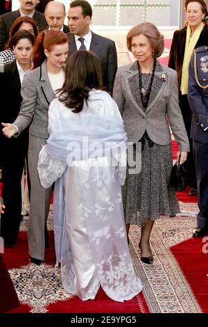 Prinzessin Lalla Salma von Marokko und Königin Sofia von Spanien besuchen am 19. Januar 2005 am letzten Tag eines dreitägigen Staatsbesuchs von König Juan Carlos und Königin Sofia von Spanien ein Rehabilitationszentrum für junge Menschen in Tanger-Marokko. Foto von Abd Rabbo-Nebinger/ABACA. Stockfoto
