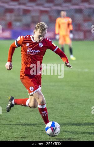 Crawley, Großbritannien. Februar 2021, 06th. Josh Wright #44 von Crawley Town mit dem Ball in Crawley, UK am 2/6/2021. (Foto von Jane Stokes/News Images/Sipa USA) Quelle: SIPA USA/Alamy Live News Stockfoto