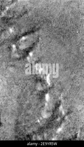 Bild von Titan aufgenommen von Huygens. Ein einzelnes Bild der dunklen Ebene, das den Fluss um helle Inseln anzeigt. Die Gebiete unterhalb und oberhalb der hellen Inseln können sich am 21. Januar 2005 in verschiedenen Höhen befinden. Foto: ESA/NASA/University of Arizona/ABACA. Stockfoto