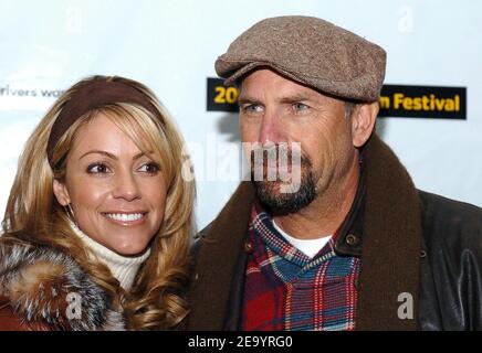 Das Darstellermitglied Kevin Costner und seine Frau Christine Baumgartner nehmen am 22. Januar 2005 an der Vorführung "Upside of Anger" beim Sundance Film Festival 2005 in Park City, Utah, Teil. Foto von Lionel Hahn/ABACA. Stockfoto