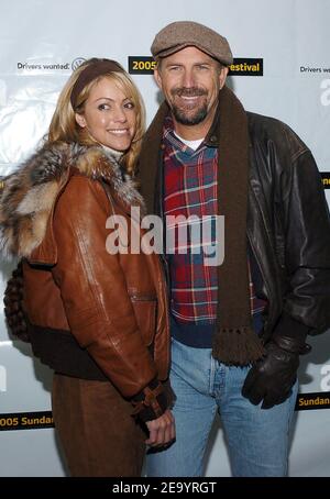 Das Darstellermitglied Kevin Costner und seine Frau Christine Baumgartner nehmen am 22. Januar 2005 an der Vorführung "Upside of Anger" beim Sundance Film Festival 2005 in Park City, Utah, Teil. Foto von Lionel Hahn/ABACA. Stockfoto