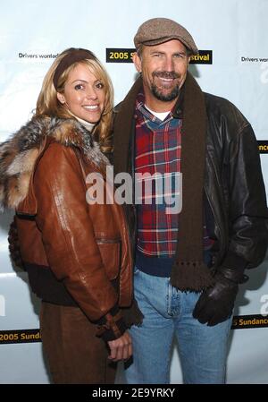 Das Darstellermitglied Kevin Costner und seine Frau Christine Baumgartner besuchen am 22. Januar 2005 die Vorstellung Upside of Anger beim Sundance Film Festival 2005 in Park City, Utah. Foto von Lionel Hahn/ABACA. Stockfoto