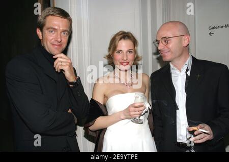 Der französische Fernsehmoderator Alexandre Delperier (L), die Schauspielerin Christine Lemler und ihr Freund nehmen am 24. Januar 2005 am Haute-Couture-Ball des libanesischen Modedesigners Elie Saab im Maison Baccarat in Paris, Frankreich, Teil. Foto von Benoit Pinguet/ABACA. Stockfoto