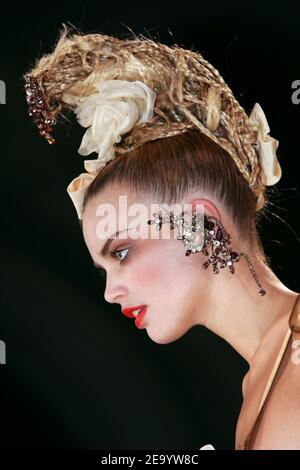 Ein Modell zeigt eine Kreation des französischen Designers Christian Lacroix für seine Präsentation der Haute-Couture Frühjahr/Sommer 2005 Kollektion in Paris, Frankreich, 25. Januar 2005. Foto von Pierre Hounsfield/ABACA. Stockfoto