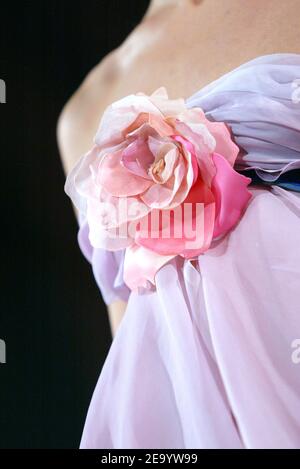 Ein Modell zeigt eine Kreation des französischen Designers Christian Lacroix für seine Präsentation der Haute-Couture Frühjahr/Sommer 2005 Kollektion in Paris, Frankreich, 25. Januar 2005. Foto von Pierre Hounsfield/ABACA. Stockfoto