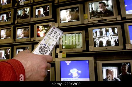 Ein Kunde schaut am 25. Januar 2005 in einem Geschäft in Bordeaux, Südwestfrankreich, auf eine Wand mit Fernsehgeräten. Digital Terrestrial Television (DTT) wird in Frankreich am 31. März 2005 verfügbar sein und bietet 13 freie Kanäle im ganzen Land. Vollständig über Erdkreise ausgestrahlt, kommt DTT über den Boden von einem nahe gelegenen VHF- oder UHF-Sender zum Benutzer und seine Signale werden über die gleichen Medien wie die analogen terrestrischen TV-Signale ausgestrahlt. Er bietet ein klareres Bild und eine überragende Klangqualität im Vergleich zu analogen Fernsehgeräten, weniger Störungen und bietet deutlich mehr Kanäle Stockfoto