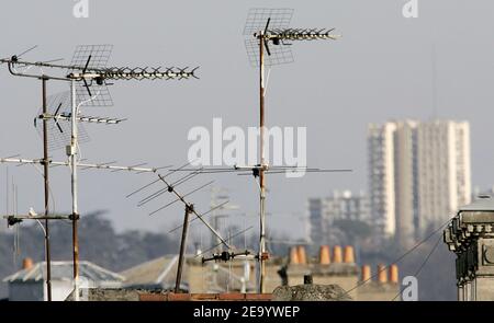 Analoge Außenantennen auf Hausdächern in Bordeaux, Südwestfrankreich, am 25. Januar 2005. Mit diesen Antennen können französische Nutzer ab dem 31. März 2005 digitales terrestrisches Fernsehen (DTT) empfangen. Vollständig über Erdkreise ausgestrahlt, kommt DTT über den Boden von einem nahe gelegenen VHF- oder UHF-Sender zum Benutzer und seine Signale werden über die gleichen Medien wie die analogen terrestrischen TV-Signale ausgestrahlt. Es bietet ein klareres Bild und eine hervorragende Klangqualität im Vergleich zu analogen Fernsehgeräten, mit weniger Störungen und bietet viel mehr Kanäle, so dass der Betrachter mit einer größeren Stockfoto