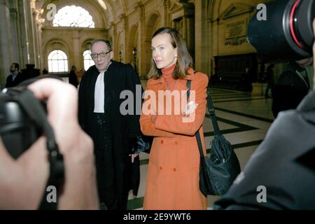 Die französische Schauspielerin Carole Bouquet und ihr Anwalt kommen am 25. Januar 2005 im Gerichtsgebäude in Paris an. Carole Bouquet ist hier als Opfer einer Telefontapingoperation, die vor 22 Jahren im Elysee-Palast eingerichtet wurde, um die persönlichen Feinde des verstorbenen Präsidenten Mitterrand im Auge zu behalten. Foto von Mousse/ABACAæ Stockfoto