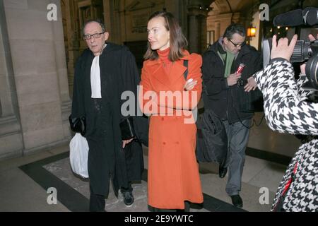 Die französische Schauspielerin Carole Bouquet und ihr Anwalt kommen am 25. Januar 2005 im Gerichtsgebäude in Paris an. Carole Bouquet ist hier als Opfer einer Telefontapingoperation, die vor 22 Jahren im Elysee-Palast eingerichtet wurde, um die persönlichen Feinde des verstorbenen Präsidenten Mitterrand im Auge zu behalten. Foto von Mousse/ABACAæ Stockfoto