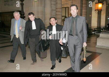 (Von links nach rechts) Gilles Menage, Kabinettsdirektor Mitterrands Zwischen 1988 und 1992, sein Anwalt Christian Prouteau und sein Anwalt Maitre Francis Szpiner kommen am 2005. Januar im Gerichtsgebäude in Paris, Frankreich, an. Gilles Menage und Christian Prouteau (die angeblich Mitte 1980s unter Mitterrands Präsidentschaft das Antiterrorbüro "GIGN" geleitet hatten) Sind zwei von zwölf ehemaligen Regierungsbeamten und hochrangigen Polizeibeamten, die angeklagt sind, eine Telefonbandoperation zu betreiben, die vor 22 Jahren im Elysee-Palast eingerichtet wurde, um die persönlichen Daten des verstorbenen Präsidenten Mitterrand im Auge zu behalten Stockfoto