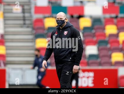 Brentford Community Stadium, London, Großbritannien. Februar 2021, 6th. Gallagher Premiership Rugby, London Irish gegen Gloucester; Gloucester Head Coach George Skivington beobachtet sein Team während des Vorspiels Kredit: Action Plus Sports/Alamy Live News Stockfoto