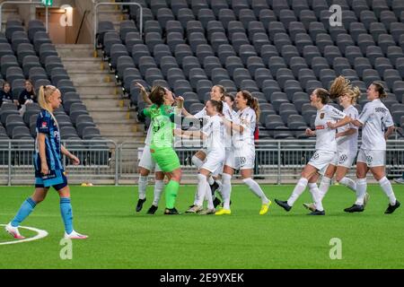 Stockholm, Schweden. Februar 2021, 06th. Brommapojkarna feiert den Sieg im Halbfinale der Volkswagen Stockholm Challenge zwischen Brommapojkarna und Djurgarden in der Tele2 Arena in Stockholm, Schweden Credit: SPP Sport Press Photo. /Alamy Live Nachrichten Stockfoto