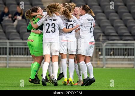 Stockholm, Schweden. Februar 2021, 06th. Brommapojkarna feiert den Sieg im Halbfinale der Volkswagen Stockholm Challenge zwischen Brommapojkarna und Djurgarden in der Tele2 Arena in Stockholm, Schweden Credit: SPP Sport Press Photo. /Alamy Live Nachrichten Stockfoto