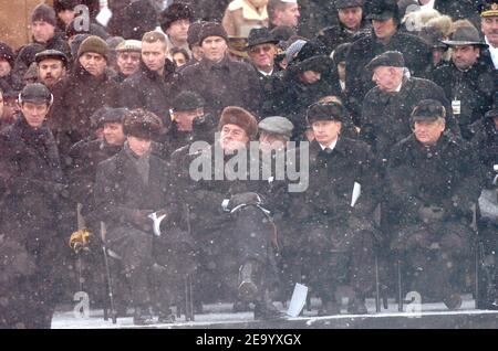 (L-R) der britische Prinz Edward, der französische Präsident Jacques Chirac, der russische Präsident Wladimir Putin und der polnische Präsident Aleksander Kvasniewski sitzen am Donnerstag, dem 27. Januar 2005, vor der Gedenkstätte im ehemaligen Nazi-Konzentrationslager Auschwitz-Birkenau bei Oswiecim, Südpolen, Anlässlich des Gedenkens zum 60th. Jahrestag der Befreiung des deutschen Konzentrationslagers durch sowjetische Truppen. Foto von Bruno Klein/ABACA. Stockfoto