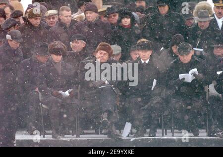 (L-R) der britische Prinz Edward, der französische Präsident Jacques Chirac, der russische Präsident Wladimir Putin und der polnische Präsident Aleksander Kvasniewski sitzen am Donnerstag, dem 27. Januar 2005, vor der Gedenkstätte im ehemaligen Nazi-Konzentrationslager Auschwitz-Birkenau bei Oswiecim, Südpolen, Anlässlich des Gedenkens zum 60th. Jahrestag der Befreiung des deutschen Konzentrationslagers durch sowjetische Truppen. Foto von Bruno Klein/ABACA. Stockfoto