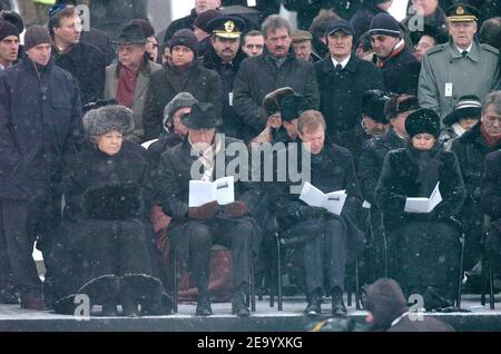 (L-R) die niederländische Königin Beatrix, der belgische König Albert II., der Großherzog Henri und die Großherzogin Maria Teresa von Luxemburg sitzen am Donnerstag, den 27. Januar 2005, vor der Gedenkstätte im ehemaligen Nazi-Konzentrationslager Auschwitz-Birkenau bei Oswiecim, Südpolen, Anlässlich des Gedenkens zum 60th. Jahrestag der Befreiung des deutschen Konzentrationslagers durch sowjetische Truppen. Foto von Bruno Klein/ABACA. Stockfoto