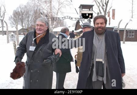 Der französische Regisseur Claude Lanzmann ('Shoah') und der polnische Autor Marek Halter (R) kommen am 27. Januar 2005 im Konzentrationslager Auschwitz-Birkenau, Polen, an dem Tag an dem die Welt den 60th. Jahrestag der Befreiung des Lagers durch die Rote Armee feiert, an. Sie sind Teil der französischen Delegation, die mit Präsident Jacques Chirac zusammenkam. Foto von Bruno Klein/ABACA Stockfoto