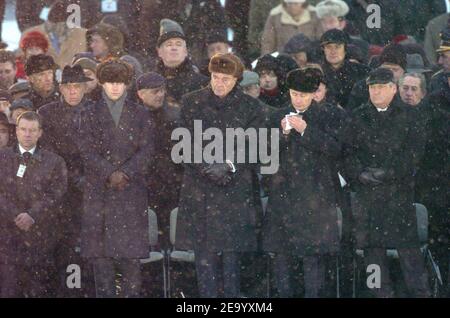 (L-R) der britische Prinz Edward, der französische Präsident Jacques Chirac, der russische Präsident Wladimir Putin und der polnische Präsident Aleksander Kvasniewski vor dem Denkmal im ehemaligen Nazi-Konzentrationslager Auschwitz-Birkenau bei Oswiecim, Südpolen, am Donnerstag, den 27. Januar 2005, Anlässlich des Gedenkens zum 60th. Jahrestag der Befreiung des deutschen Konzentrationslagers durch sowjetische Truppen. Foto von Bruno Klein/ABACA. Stockfoto